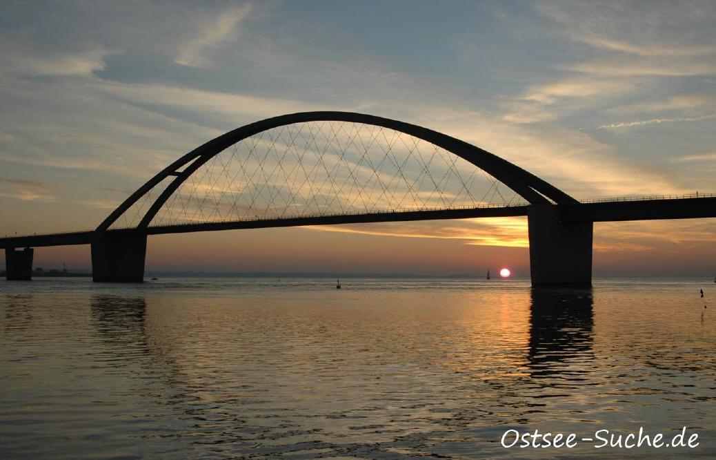Romantischer Sonnenuntergang an der Fehmarnsundbrücke mit Blick auf die Ostsee