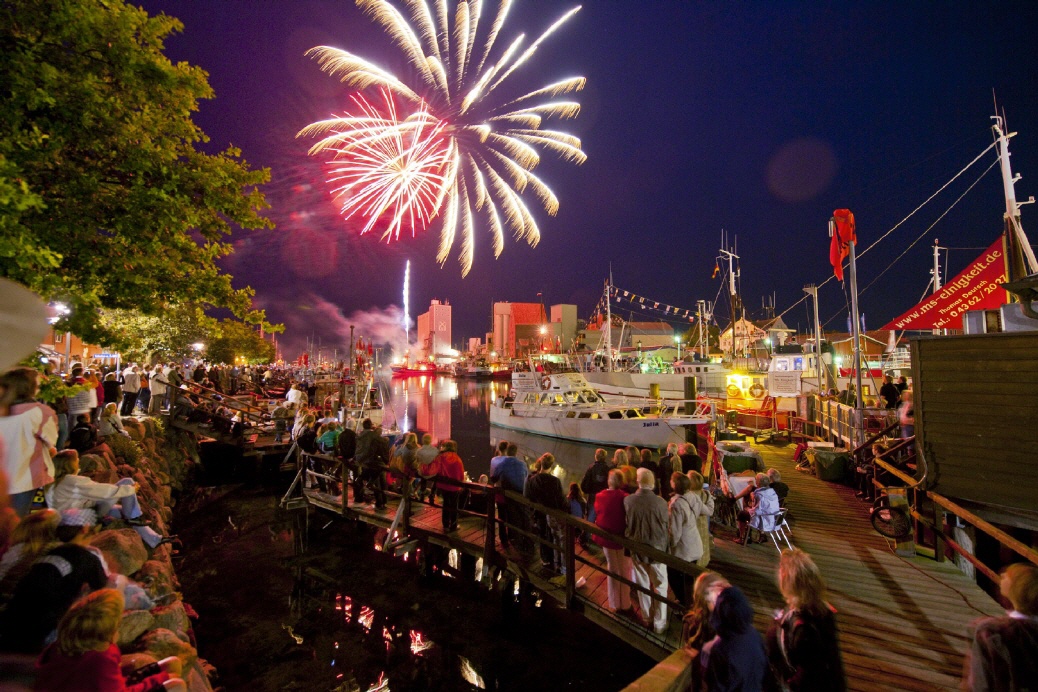 Viele Menschen bestaunen das Feuerwerk beim Hafenfest