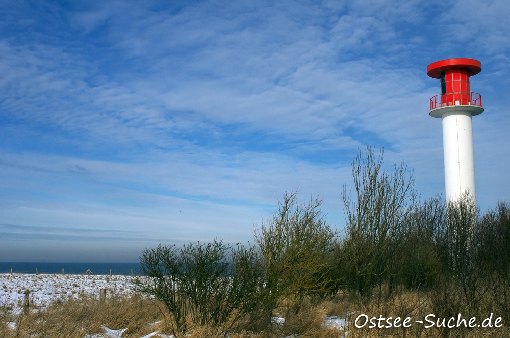 Schnee vor dem Leuchtturm in Heiligenhafen mit Blick auf die Ostsee