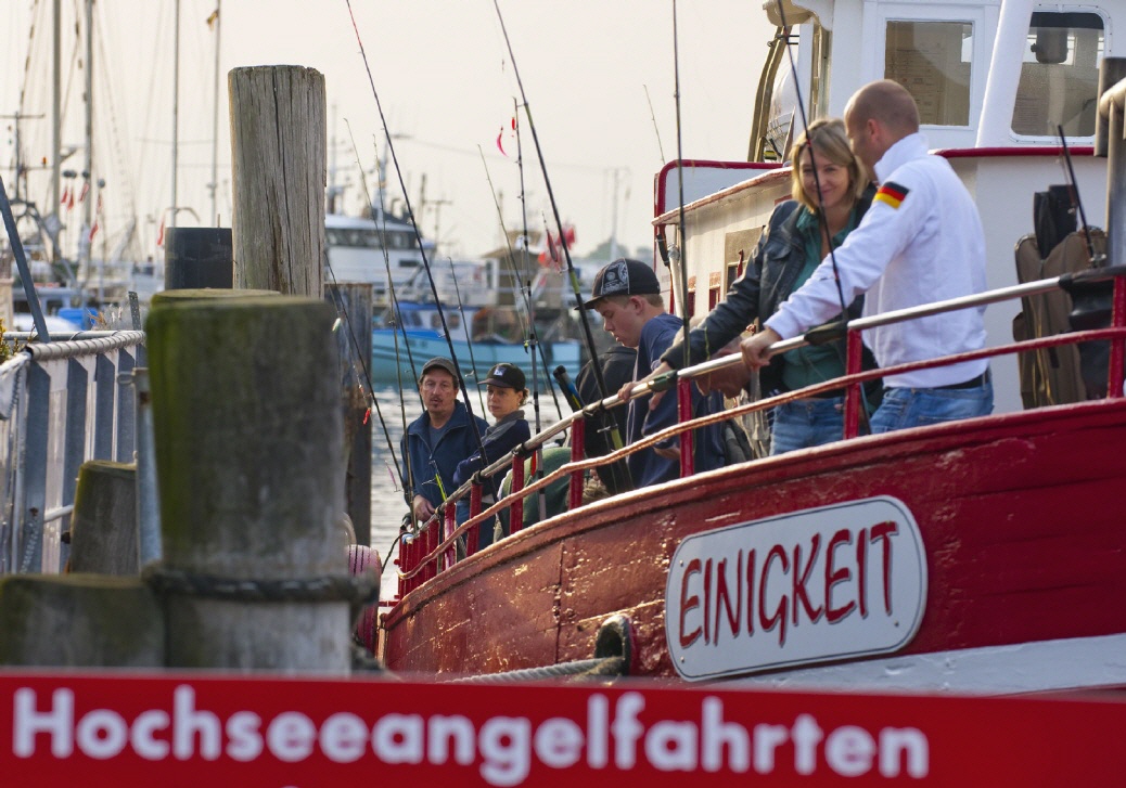 Ostsee Angelkutter mit Angler kurz vor der Ausfahrt