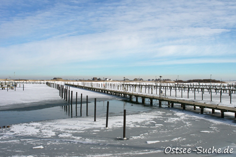 Yachthafen im Winter Leere Yachthafenplätze mit einer dicken Eisschicht überzogen