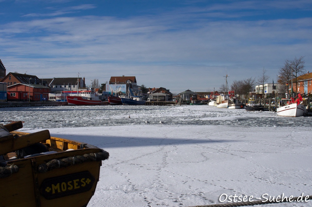 Heiligenhafen Winterurlaub Der zugefrorene Hafen im Winter, selbst die Boote sind eingefroren
