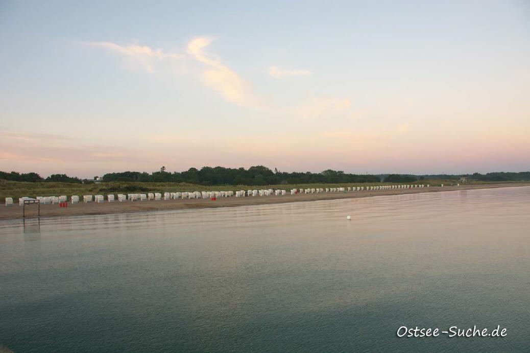 Luftbild von der Ostsee in Richtung Strand mit vielen Strandkörben