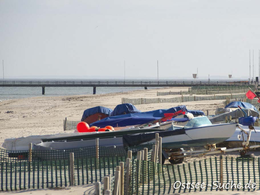 Fischerboote liegen auf dem Ostseestrand in Dahme