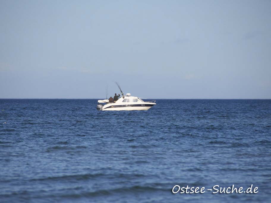 weißes Motorboot mit mehrern ausgeworfenen Angeln vor Dahme